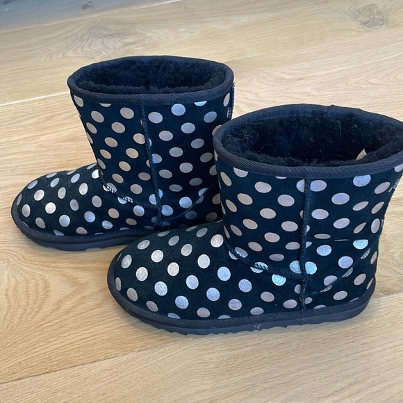 LIKE NEW! Uggs girls size 4. Worn twice black with silver polka dot Fully lined - Picture 2 of 8